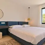 Olive - Five Bedroom With Terrace And Swimming Pool Vila