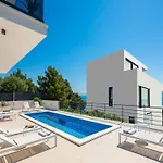 Olive - Five Bedroom With Terrace And Swimming Pool Vila *