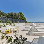 Olive - Five Bedroom With Terrace And Swimming Pool