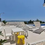 Olive - Five Bedroom With Terrace And Swimming Pool *