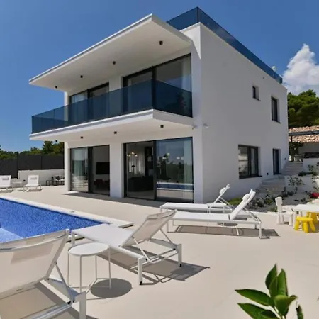 Olive - Five Bedroom With Terrace And Swimming Pool Vila *
